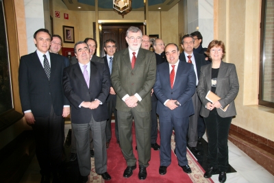 Foto de familia de representantes de la Universidad y del Colegio de Abogados, tras la firma del acuerdo