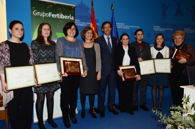 La ministra y el presidente de Fertiberia junto a las premiadas