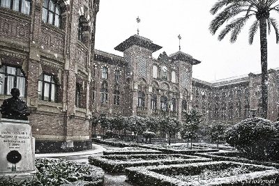 Otra perspectiva del Rectorado bajo la nieve