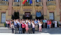 Autoridades acadmicas y personal de la Univeresidad concentrados en la puerta del Rectorado.