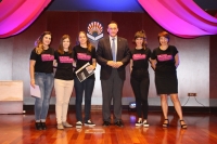 El rector de la UCO, Jos Carlos Gmez Villamandos, posa con las finalistas de 'Cuentame tu tesis' en la Gala central de La Noche