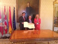 Valcrcel recibiendo la distincin de mano del alcalde de Salamanca