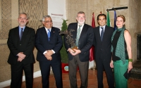 El rector, el segundo por la izquierda, portando la escultura 