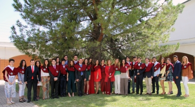 Foto de familia de las autoridades y los colegiales distinguidos.