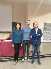  De izda a dcha: Regina Berjano (profesora ayudante doctora del Dpto. de Botnica, Ecologa y Fisiologa Vegetal), Rut Morales (vicedecano de Movilidad, Internacionalizacin y Comunicacin Cientfica de la Facultad de Ciencias) y Carlos Montes (conferenciante) 