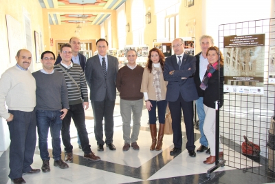 El Rector junto a miembros del Servicio de Prevencin durante su visita a la exposicin fotogrfica 