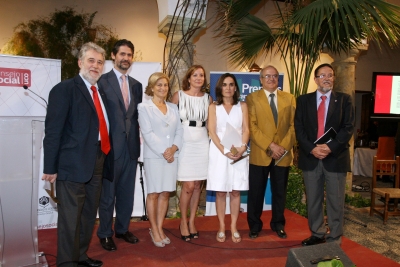 Foto de familia de autoridades y premiados al final del acto 