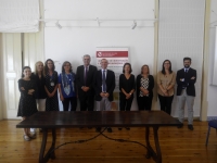 En la foto, Arturo F. Chica, presidente de la CDED y director del Secretariado de Doctorado de la UCO; y Manuel Collares Pereira, organizador del evento y director del Instituto de Investigaao e Formaao Avanada (IIFA) de la Universidad de vora, rodeados de algunos de los participantes en el encuentro.