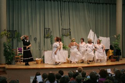 El Taller de Teatro de la Asociacin de Alumnos y ex alumnos de la Ctedra Intergeneracional llen el saln de actos de la Facultad de Filosofa con su representacin de 'Las arrecogas del Beaterio de Santa Mara Egipcaca'.