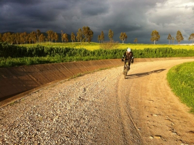 En bici por el camino del canal