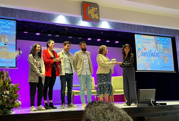 El equipo de la UCCi de la Universidad de Córdoba recibiendo el premio &quot;Luchadoras&quot;