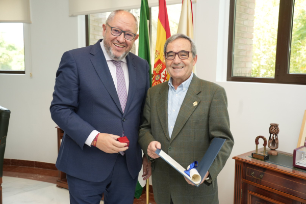 entrega distincion Abderraman a Eduardo Moyano