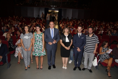 En el centro Jos Carlos Gmez Villamandos y Nuria Magaldi, flanqueados por personal y responsables de la Oficina de Relaciones Internacionales de la UCO 