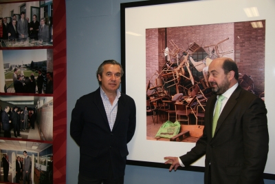 De izq a dcha, Alfonso Garcia-Ferrer y Manuel Torres, junto a la foto.