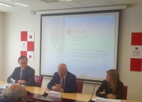 De izquierda a derecha, Jos Carlos Gmez Villamandos, Mireia Riera y Juan Juli, durante la rueda de prensa celebrada en Madrid.