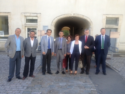 El rector de la Universidad de Nimes ( en el centro) junto al alcalde ( tercero por la izq), rector y decano de Filosofia de la UCO ( penltimo y ltimo por la izq) 