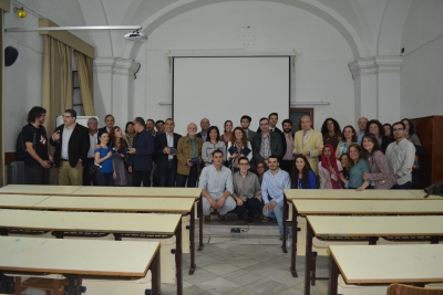 profesores y alumnos tras la entrega de premios