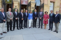 Foto de familia de los firmantes del acuerdo a las puertas del Rectorado