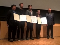 Antonio Miranda Fuentes, en el centro, flanqueado por el segundo y la tercera clasificados, en la entrega del premio Armand Blanc