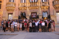 Foto de familia de estudiantes y autoridades en la puerta del Rectorado