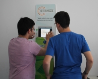 Miembros de Internox mostrando su desarrollo