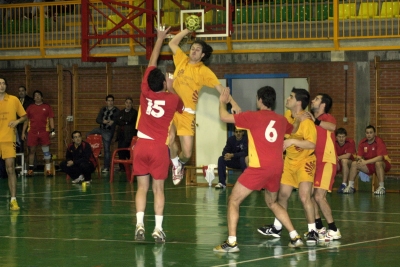 Un momentodel partido de balonmano contra la Pablo de Olavide