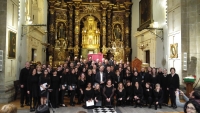 En el centro, Luis Medina, con los integrantes del Coro Averroes.