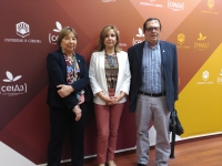 El profesor Luis Rodrguez, en una imagen de archivo de un acto de la Ctedra Intercultural,  con su esposa, la profesora Mercedes Osuna y la vicerrectora de Vida Universitaria y Responsabilidad Social, Rosario Mrida Serrano.