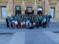 Los integrantes de la promocin a la puerta de su antigua Facultad