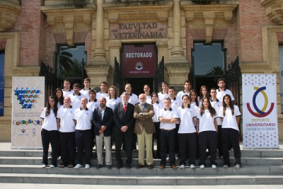 Los equipos junto con el rector y autoridades acadmicas deportivas ante la puerta del Rectorado