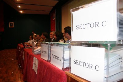 Comienzo del recuento de los votos de las elecciones a rector