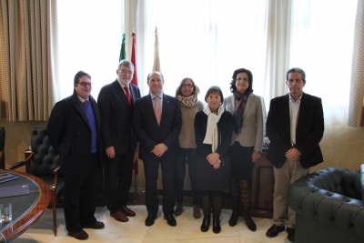 Universitarios y representantes montillanos tras la firma del convenio