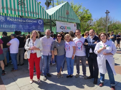 Autoridades durante la visita al Paseo por la Ciencia frente al stand de la UCO