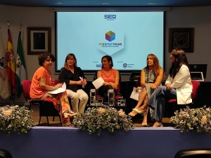 De izquierda a derecha: Julieta Pérez, sindicalista, Carmen Sáez, catedrática de Derecho del Trabajo de la UCO, María José Martínez, directora de informativos de Radio Córdoba Cadena Ser, Marisol Muñoz, abogada laboralista experta en Género, y Lucía García, investigadora del Área de Organización de Empresas de la UCO