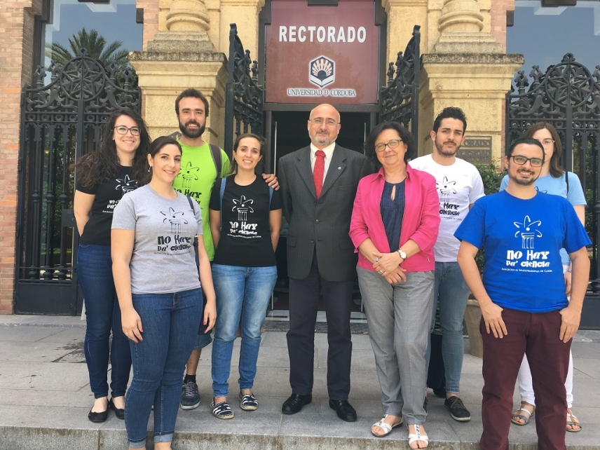 Teresa Roldán e Isaac Túnez, junto a los representantes de la Asociación