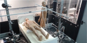 Imagen de dos maniquís en la sala de pruebas utilizada por el grupo de investigación.