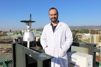 The researcher José Antonio Oteros Moreno together with an aerobiological collector model