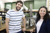 Los investigadores Rocío Rincón y Francisco Javier Morales, en el laboratorio junto al nuevo diseño.