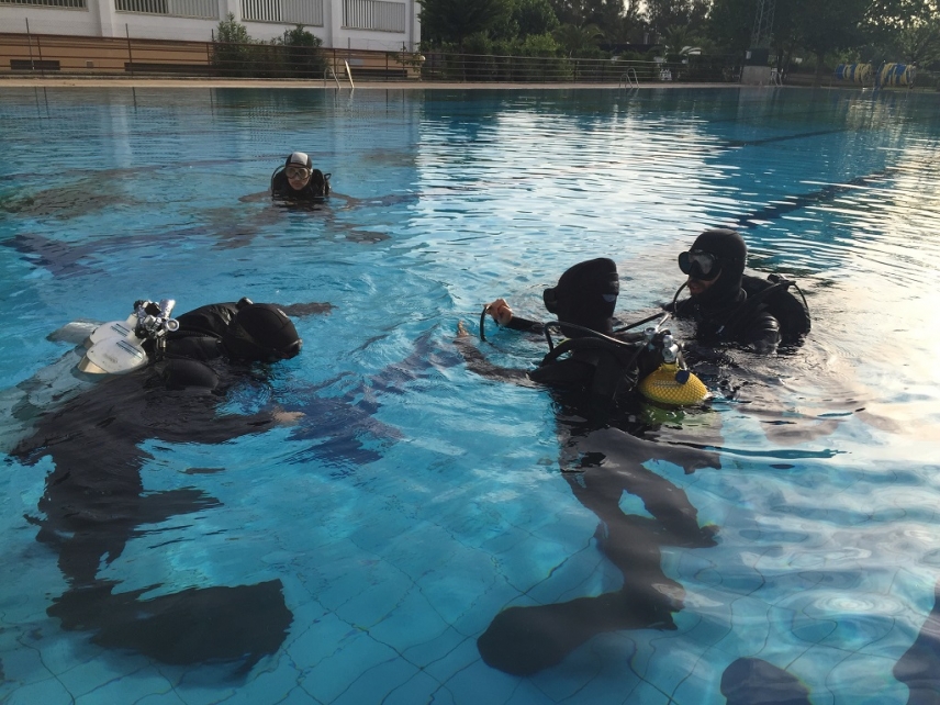 Alumnos durante las prácticas de buceo